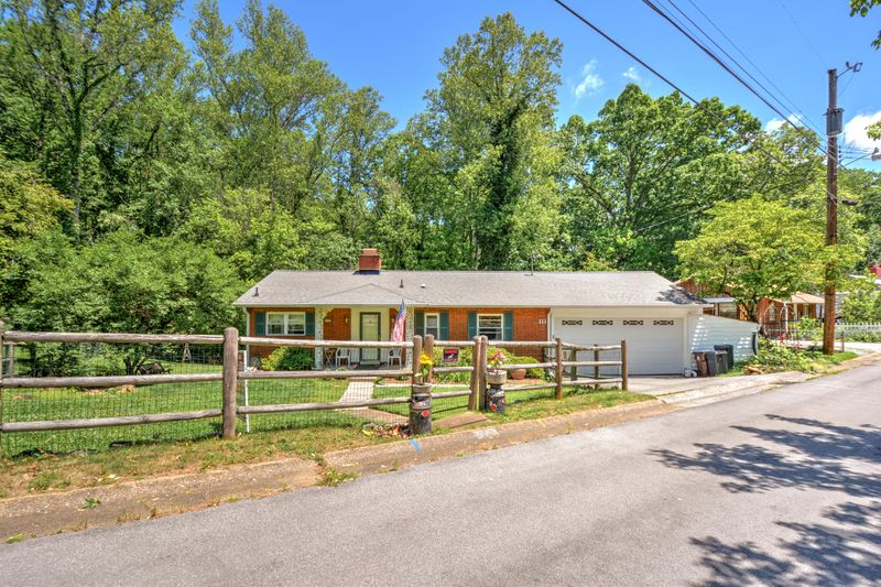 111 Ogontz Ln, Oak Ridge, TN 37830