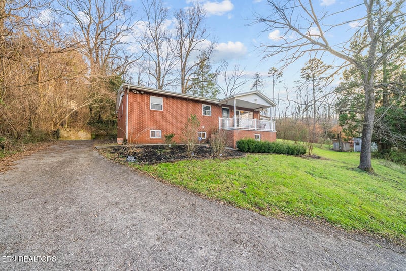 111 Old Evacuation Ln, Oliver Springs, TN 37840