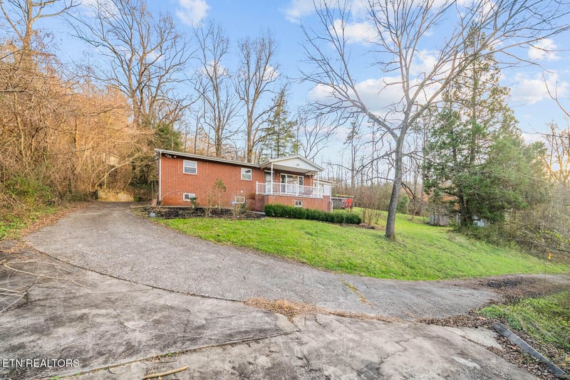 111 Old Evacuation Ln, Oliver Springs, TN 37840