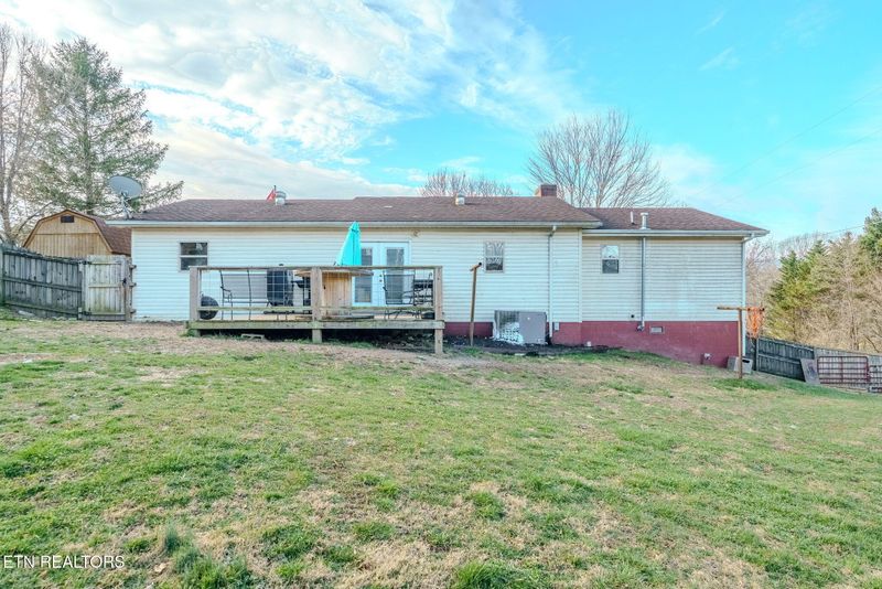111 Rockwaller Ln, Jacksboro, TN 37757