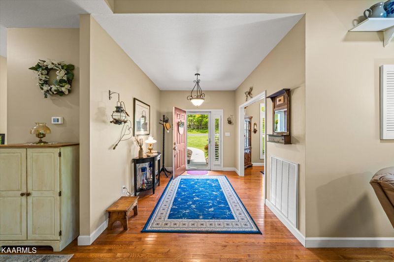 111 Sasa Way, Loudon, TN 37774