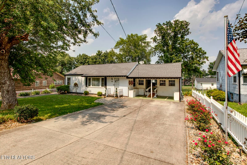 111 Sunset Dr, Harriman, TN 37748