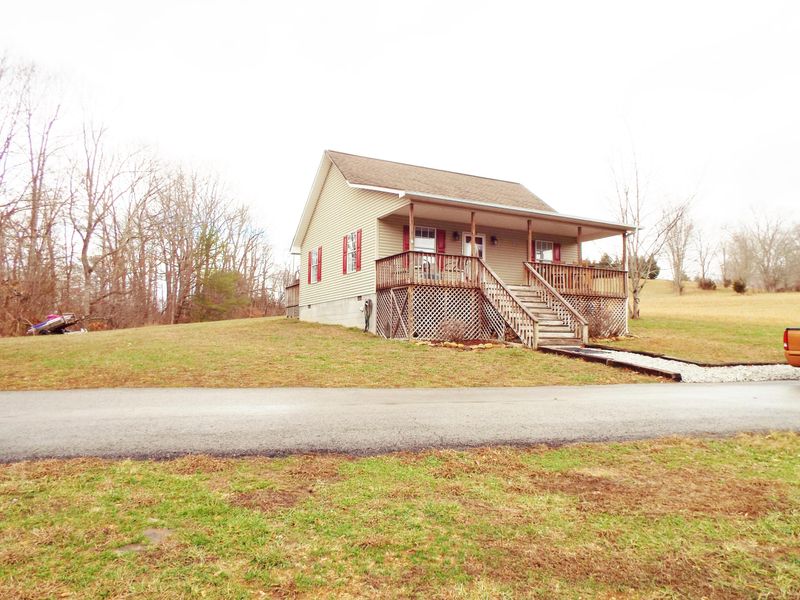 111 Tara View Ln, Jacksboro, TN 37757