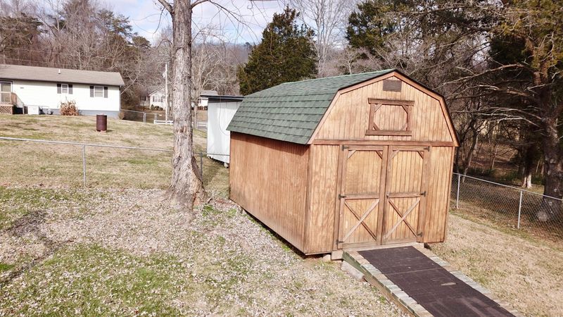 111 University Dr, Rockwood, TN 37854
