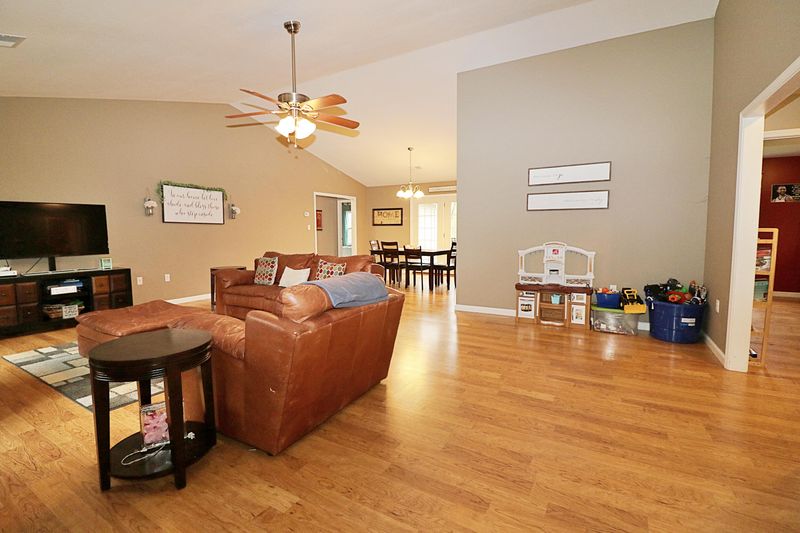 1110 Toomey Rd, Oneida, TN 37841