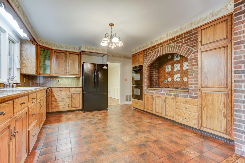 1110 W Outer Dr, Oak Ridge, TN 37830