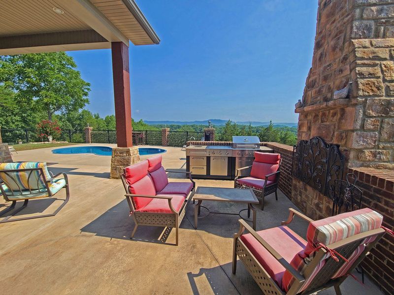 1111 Lindsey Dr, Sevierville, TN 37876