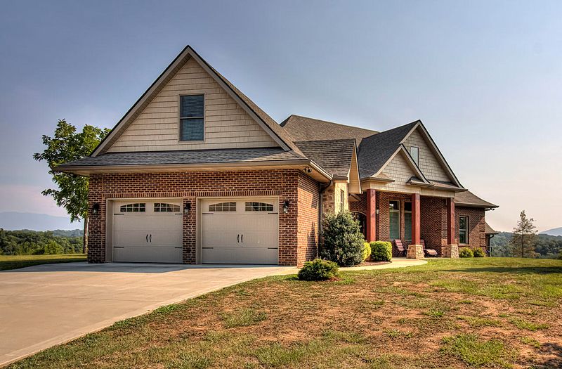 1111 Lindsey Dr, Sevierville, TN 37876