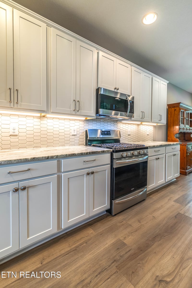 1111 Snowy Peak Ln, Knoxville, TN 37922