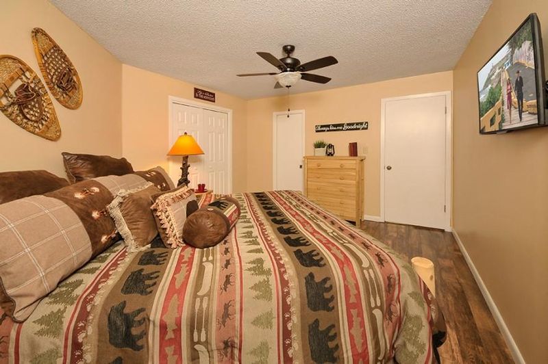 1111 Villa Ln, Gatlinburg, TN 37738
