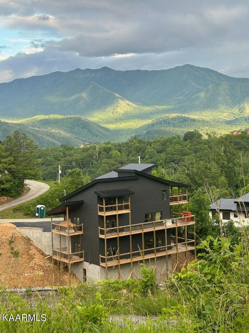 1112 Longview Ct, Gatlinburg, TN 37738