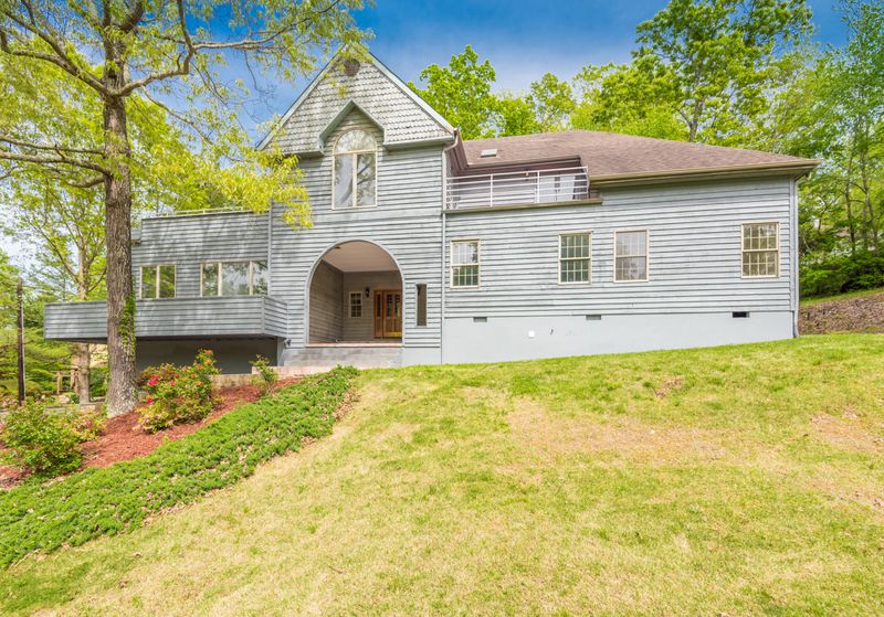 1112 W Outer Dr, Oak Ridge, TN 37830