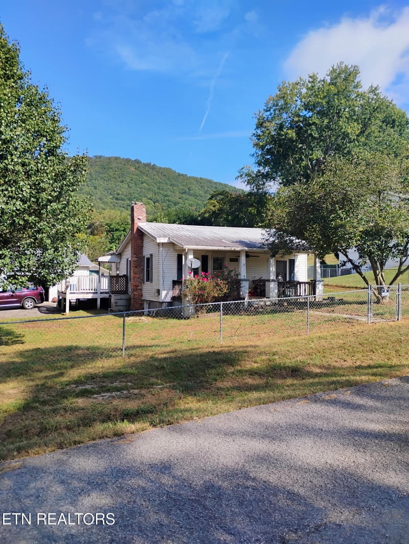 1116 W Walden St, Lafollette, TN 37766