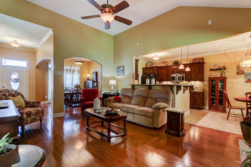 1119 Granada Dr, Lenoir City, TN 37772