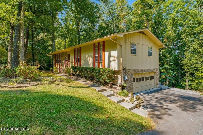 1119 W Outer Dr, Oak Ridge, TN 37830