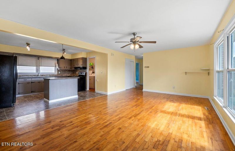 112 Charles Pl, Harriman, TN 37748