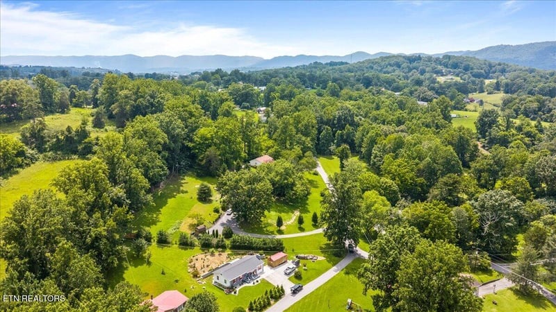 112 Country Hill Ln, Lafollette, TN 37766