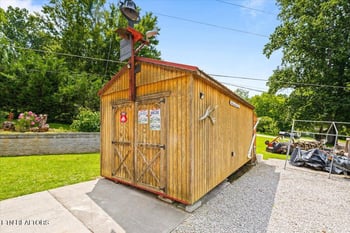 112 Country Hill Ln, Lafollette, TN 37766
