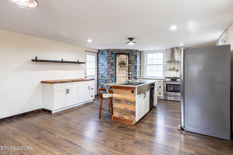 112 Hilltop Ln, Norris, TN 37828
