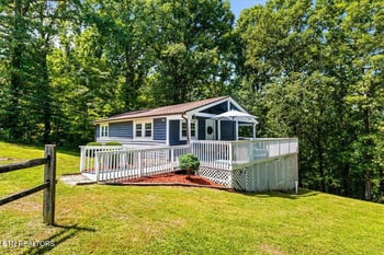 112 Posey Ln, Jacksboro, TN 37757