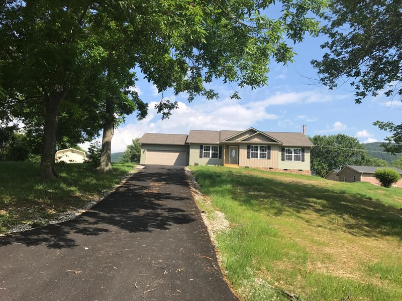 112 Rusty Rd, Jacksboro, TN 37757