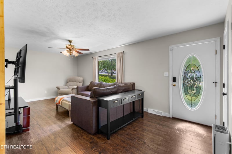 112 Shannon Rd, Jacksboro, TN 37757