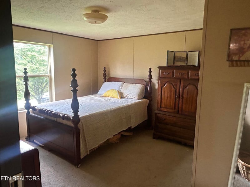 112 Stiner Shores Rd, Sharps Chapel, TN 37866