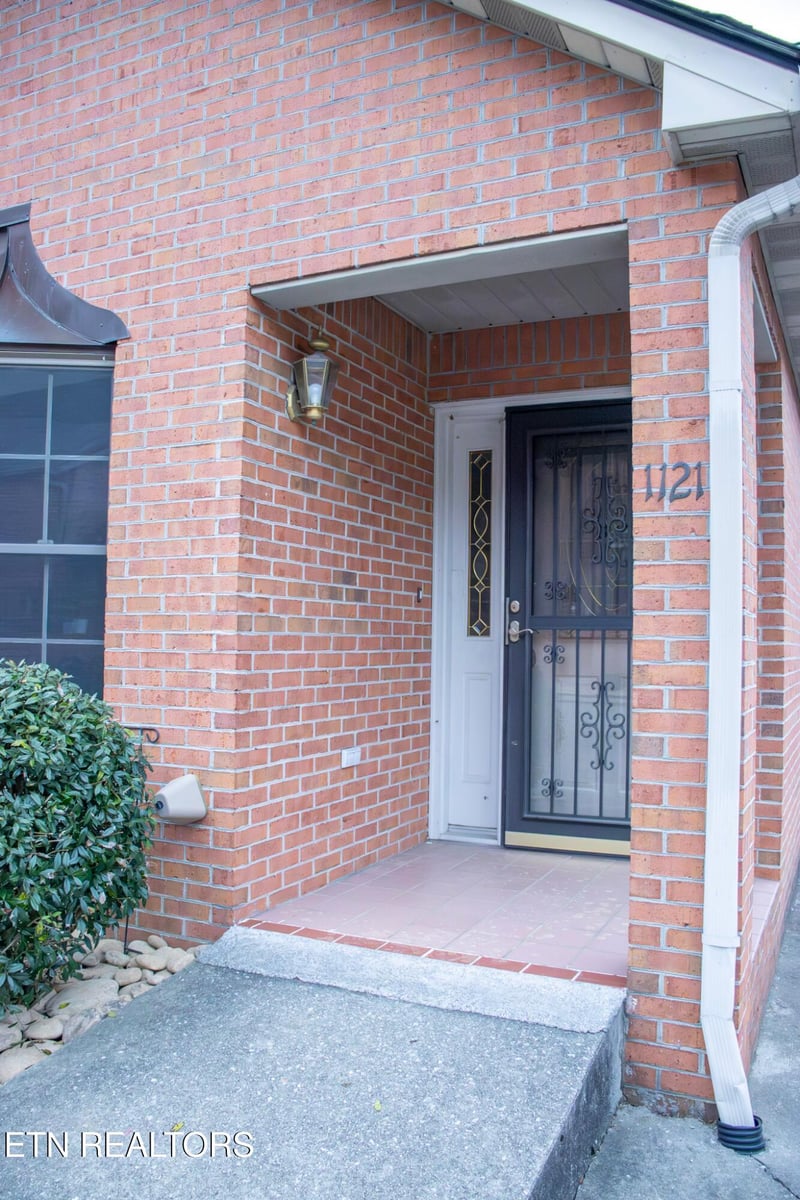 1121 Fairgrounds Ct, Kingston, TN 37763