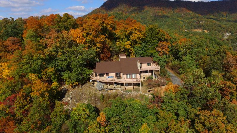 1121 Hollyberry Ct, Sevierville, TN 37876