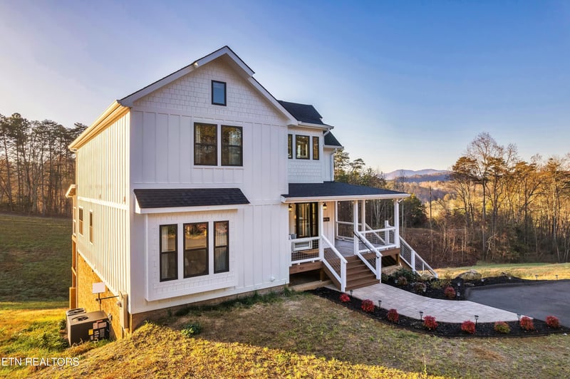 1121 Levi Glenn Ct, Sevierville, TN 37862