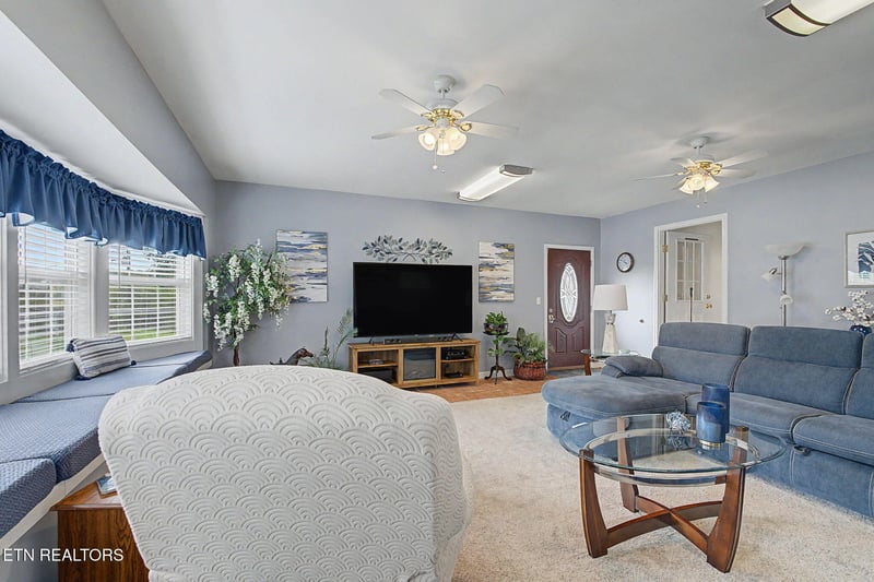 1121 Smokyview Dr, Sevierville, TN 37862