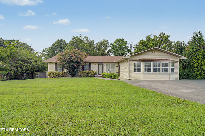 1121 Smokyview Dr, Sevierville, TN 37862