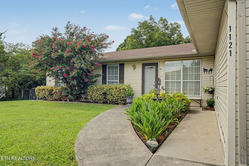 1121 Smokyview Dr, Sevierville, TN 37862