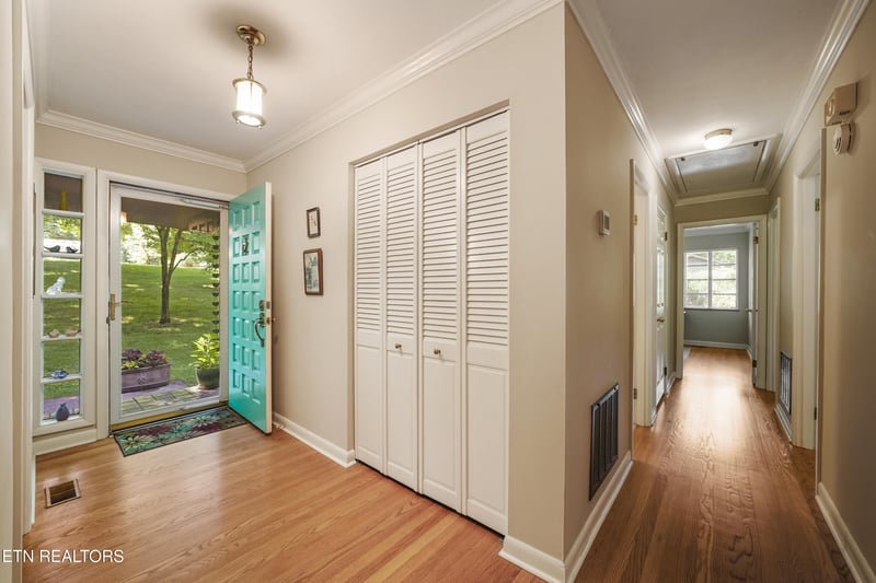 1121 Snowdon Dr, Knoxville, TN 37912