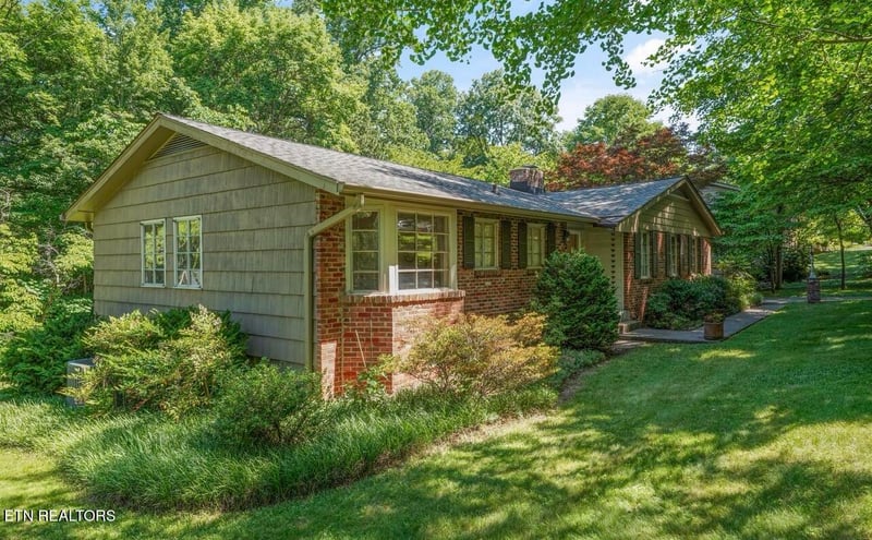 1121 Snowdon Dr, Knoxville, TN 37912