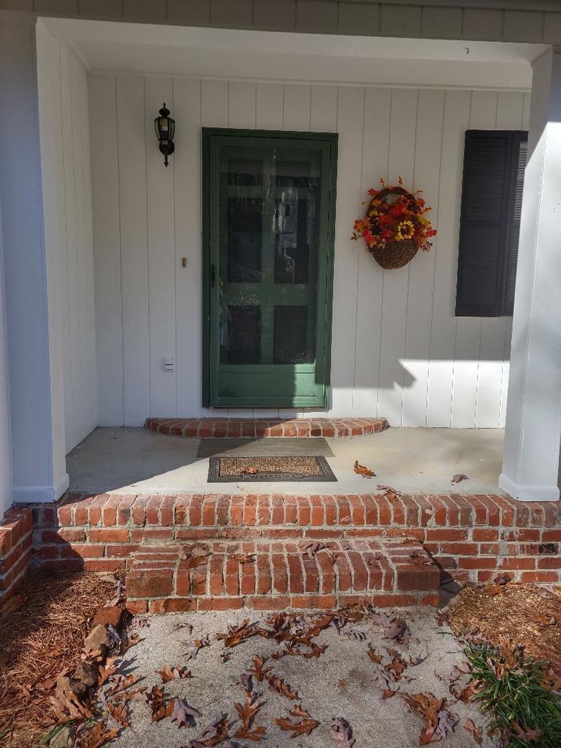 1121 W Outer Dr, Oak Ridge, TN 37830