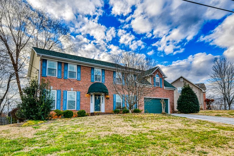 1121 Winding Way Dr, Knoxville, TN 37923