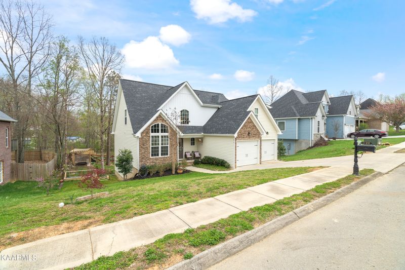 1122 Hillside Ln, Lenoir City, TN 37771