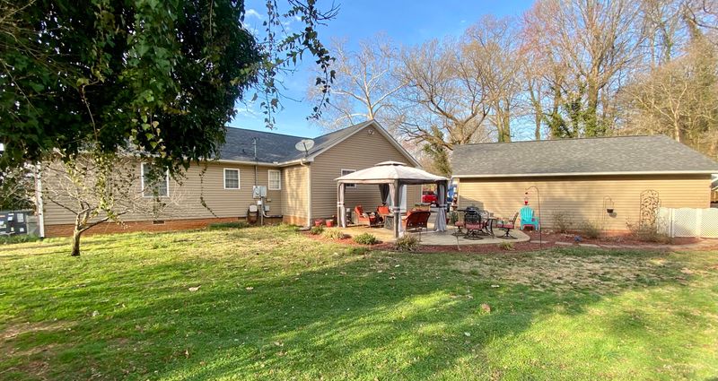 1123 Lakeshore Dr, Kingston, TN 37763