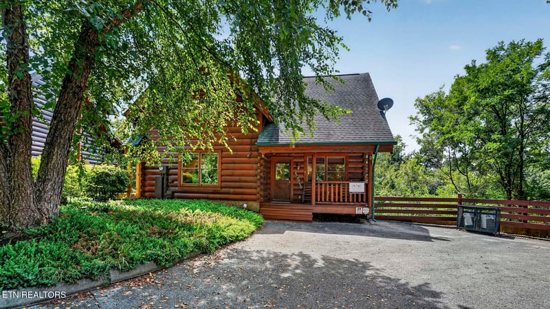 1123 Towering Oaks Dr, Sevierville, TN 37876