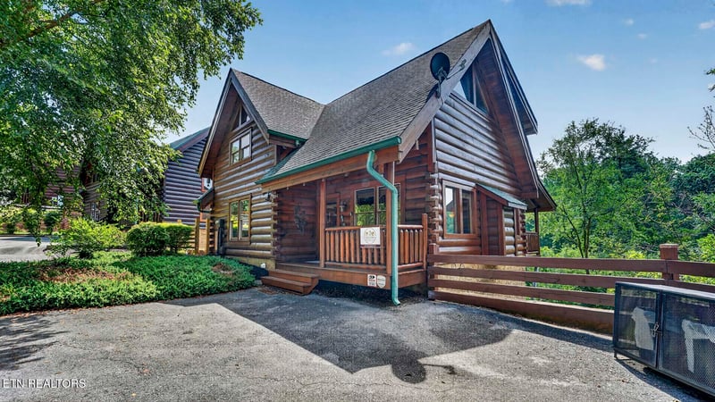 1123 Towering Oaks Dr, Sevierville, TN 37876