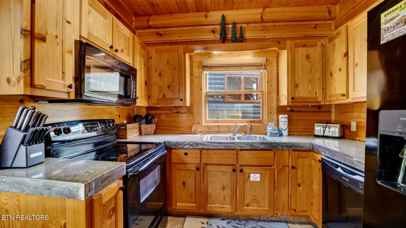 1123 Towering Oaks Dr, Sevierville, TN 37876