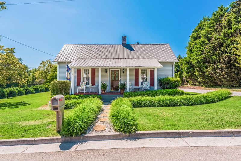1123 Wright St, Sweetwater, TN 37874