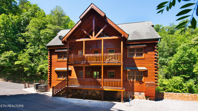 1124 Black Bear Cub Way, Sevierville, TN 37862