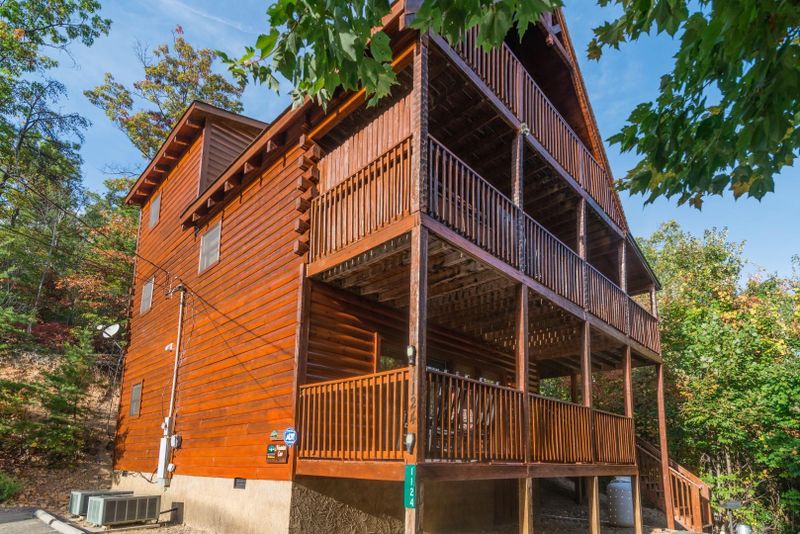 1124 Twin Oaks Rd, Gatlinburg, TN 37738