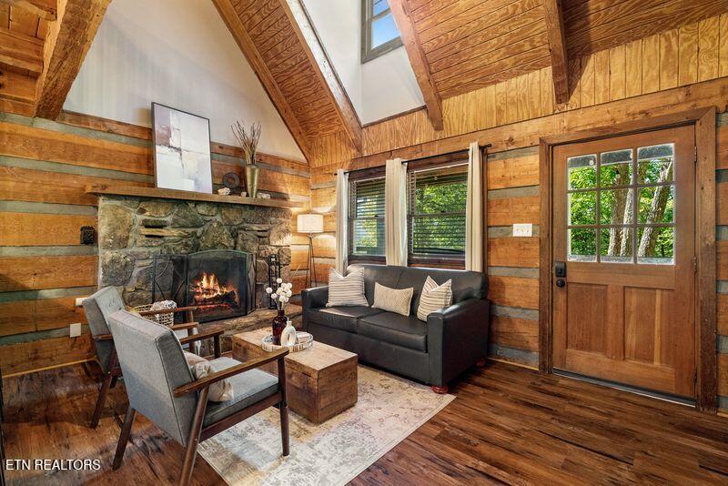 1126 E Foothills Dr, Gatlinburg, TN 37738
