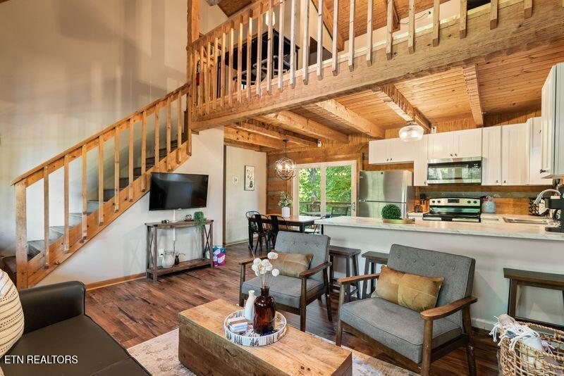 1126 E Foothills Dr, Gatlinburg, TN 37738