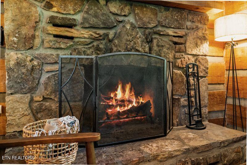1126 E Foothills Dr, Gatlinburg, TN 37738