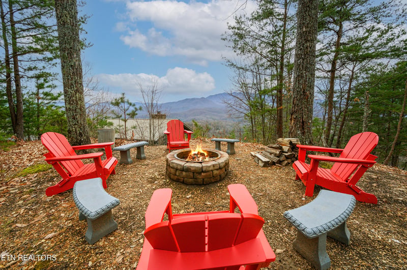 1126 E Foothills Dr, Gatlinburg, TN 37738