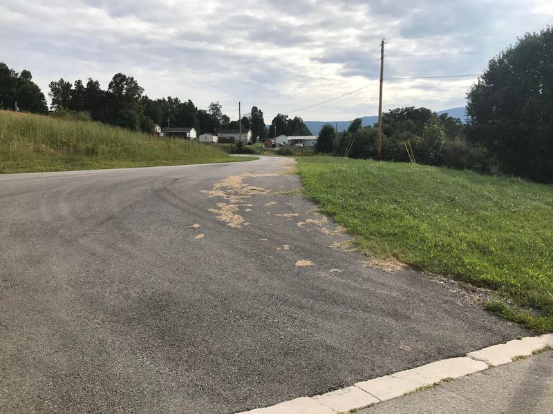 1126 Mcghee Ln, Jacksboro, TN 37757